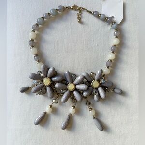 Vintage: Elegant Gray Floral Necklace